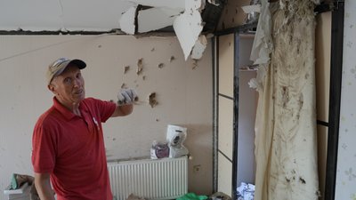 "Я хочу, щоб цей уламок потрапив туди, звідки він прилетів". Очевидці розповіли про наслідки обстрілів у Херсоні "Я хочу, щоб цей уламок потрапив туди, звідки він прилетів". Очевидці розповіли про наслідки обстрілів у Херсоні
