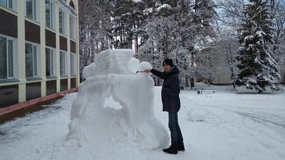 В Іршанську на Житомирщині місцевий художник зліпив зі снігу двометрову фігуру кошеняти В Іршанську на Житомирщині місцевий художник зліпив зі снігу двометрову фігуру кошеняти