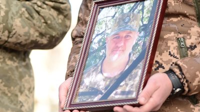 У Рівному попрощалися із бійцем Сергієм Ковбарем У Рівному попрощалися із бійцем Сергієм Ковбарем