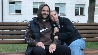 Боєць Володимир Костюк з дружиною Боєць Володимир Костюк з дружиною