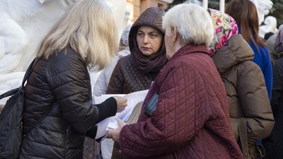 У Чернівцях на акцію проти вакцинації прийшли понад 100 людей. Вони пікетують ОДА У Чернівцях на акцію проти вакцинації прийшли понад 100 людей. Вони пікетують ОДА