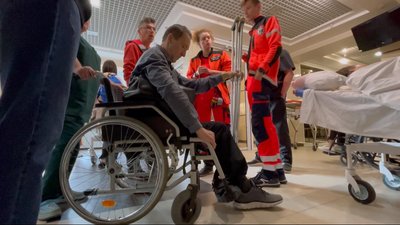 Лікар з Маріуполя, який втратив ногу під час обстрілу, поїхав за кордон на протезування Лікар з Маріуполя, який втратив ногу під час обстрілу, поїхав за кордон на протезування