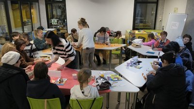 У Вінниці для переселенців провели майстер-клас з декорування свічки