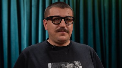 Капітан Збройних сил України Роман Сініцин під час інтервʼю Суспільному у Києві