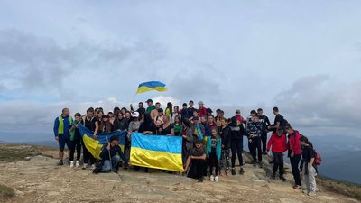 Люди піднялися на Говерлу, щоб вшанувати пам'ять загиблого військового