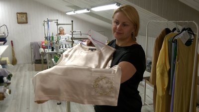 Як харківське підприємство з пошиття одягу під час повномасштабної війни працює на Прикарпатті Як харківське підприємство з пошиття одягу під час повномасштабної війни працює на Прикарпатті