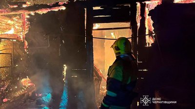 Унаслідок пожежі у будинку на Чернігівщині двох людей госпіталізували
