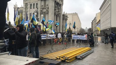 Під Кабміном працівники "Схід ГЗК" вимагають відновити роботу їх підприємства Під Кабміном працівники "Схід ГЗК" вимагають відновити роботу їх підприємства