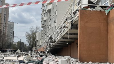 У житловому будинку в Одесі продовжують розбирати завали від ракетного удару У житловому будинку в Одесі продовжують розбирати завали від ракетного удару