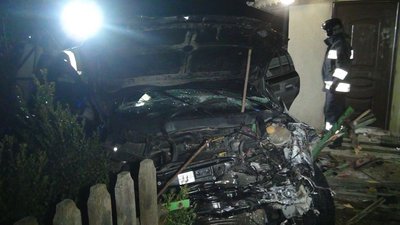 На Франківщині водій врізався у житловий будинок