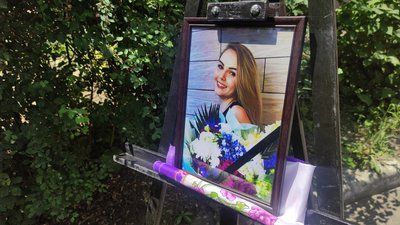 «По хрестику і зубику ми її взнали»: на Полтавщині попрощалися із загиблими через обстріл ТЦ «По хрестику і зубику ми її взнали»: на Полтавщині попрощалися із загиблими через обстріл ТЦ
