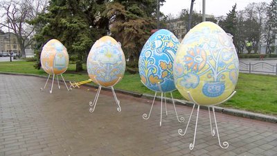 Центр Луцька прикрасили великодніми артінсталяціями Центр Луцька прикрасили великодніми артінсталяціями