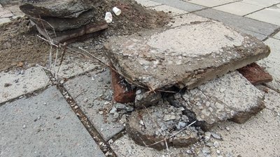 У Рівному на майдані Незалежності замінюють бетонні плити У Рівному на майдані Незалежності замінюють бетонні плити