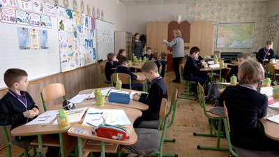 Покинуті окопні свічки: чому допомогу від ліцеїстів з Вінниччини знайшли у лісі на Харківщині Покинуті окопні свічки: чому допомогу від ліцеїстів з Вінниччини знайшли у лісі на Харківщині