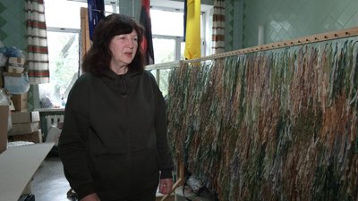 Ірина Ковалевська розповідає про необхідність у маскувальних сітках та "кікіморах" для військових, 9 жовтня 2023. Фото: Суспільне Хмельницький Ірина Ковалевська розповідає про необхідність у маскувальних сітках та "кікіморах" для військових, 9 жовтня 2023. Фото: Суспільне Хмельницький