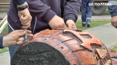 До скульптури прикріпляють діжку з медом До скульптури прикріпляють діжку з медом
