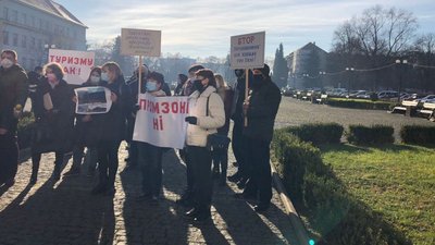Жителі Жденіївської ОТГ мітингували біля Закарпатської ОДА Жителі Жденіївської ОТГ мітингували біля Закарпатської ОДА