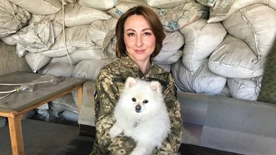"Тут дівчат немає, є лише військові" –житомирська співачка Лєна Дарк, яка пішла в тероборону "Тут дівчат немає, є лише військові" –житомирська співачка Лєна Дарк, яка пішла в тероборону