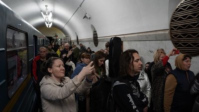 Співали пісень. Як люди у столичному метро чекали кінця тривоги Співали пісень. Як люди у столичному метро чекали кінця тривоги