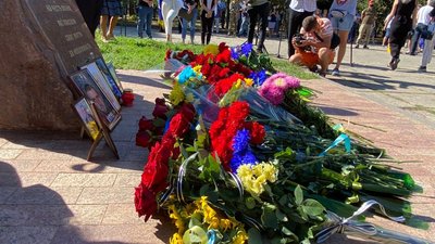 В Одесі вшанували пам'ять захисників України, загиблих у війні на Донбасі В Одесі вшанували пам'ять захисників України, загиблих у війні на Донбасі