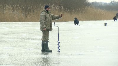 У Луцьку рятувальники розповіли рибалкам, як не провалитися під кригу У Луцьку рятувальники розповіли рибалкам, як не провалитися під кригу