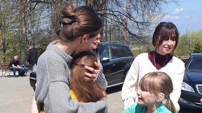 Анджеліна Джолі відвідала дітей із Луганська на Львівщині Анджеліна Джолі відвідала дітей із Луганська на Львівщині