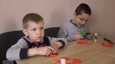 "Червоний мак — пам'ять народу". У Дніпрі для дітей переселенців з Луганщини зробили майстер-клас "Червоний мак — пам'ять народу". У Дніпрі для дітей переселенців з Луганщини зробили майстер-клас