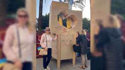 Влаштовують мітинги і збирають гуманітарку: як гуртуються українці в Іспанії