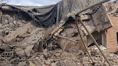 Зруйнований будинок внаслідок російського удару по Леб'яжому