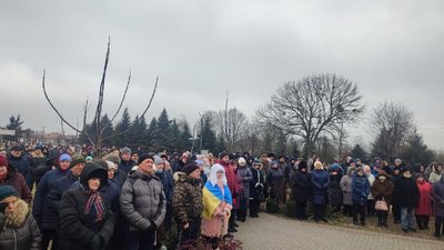 Заповідав, щоб дорогою до кладовища грали пісні улюблених гуртів: черкащани попрощалися із захисником Заповідав, щоб дорогою до кладовища грали пісні улюблених гуртів: черкащани попрощалися із захисником