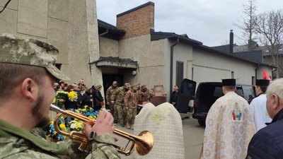 У Тернополі попрощалися з волонтером, військовослужбовцем Віталієм Заверухою У Тернополі попрощалися з волонтером, військовослужбовцем Віталієм Заверухою