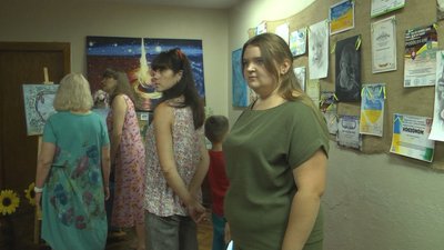 "Евакуйоване життя": у Луцьку художник з Донеччини продає картини, щоб допомогти ЗСУ