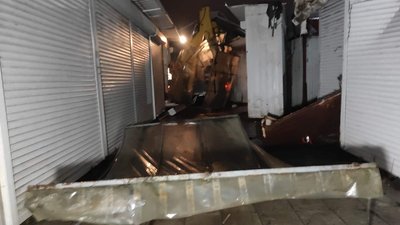 На Центральному ринку у Луцьку розгромлені кіоски, поліція та підприємці На Центральному ринку у Луцьку розгромлені кіоски, поліція та підприємці