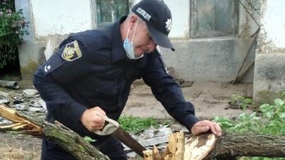 На Херсонщині вирував торнадо: долати наслідки допомагає поліція На Херсонщині вирував торнадо: долати наслідки допомагає поліція