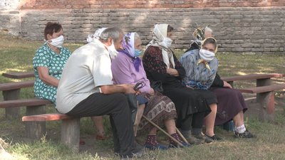 Пенсіонери очікують на обід Пенсіонери очікують на обід