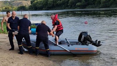 Впав зі скелі та травмувався. Миколаївські рятувальники надали чоловіку допомогу