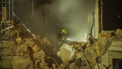 Атака БпЛА на Одесу: пролунали вибухи, пошкоджена багатоповерхівка, є постраждалі Атака БпЛА на Одесу: пролунали вибухи, пошкоджена багатоповерхівка, є постраждалі