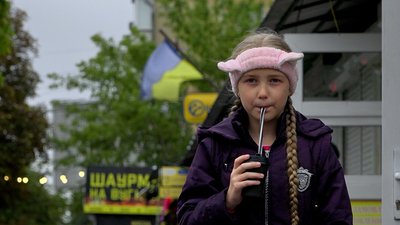У Чернігові дівчинка продає компот, аби назбирати грошей для ЗСУ