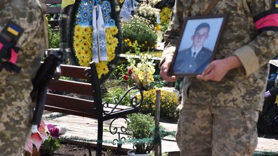 Побратими несуть фото загиблого Валентина Воробця під час церемонії прощання, 2 вересня 2023. Фото: Старокостянтинівська міська рада Побратими несуть фото загиблого Валентина Воробця під час церемонії прощання, 2 вересня 2023. Фото: Старокостянтинівська міська рада