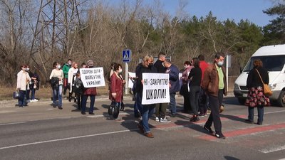"Діти залишаться без медичної допомоги". На Луганщині протестувальники перекрили дорогу "Діти залишаться без медичної допомоги". На Луганщині протестувальники перекрили дорогу