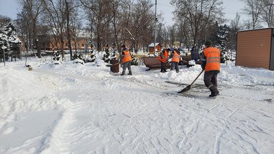 "А сніг все йде". Комунальники не встигають прибирати кучугури з вулиць Маріуполя "А сніг все йде". Комунальники не встигають прибирати кучугури з вулиць Маріуполя