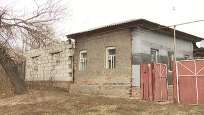 Шість років жінка на Сумщині живе у будинку без однієї стіни