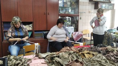 П’ять видів маскувальних костюмів розробили та виготовляють для ЗСУ волонтери з центру "Житомирські калинки"