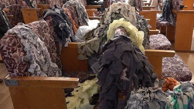 У черкаському ліцеї бракує людей для плетіння маскувальних сіток У черкаському ліцеї бракує людей для плетіння маскувальних сіток