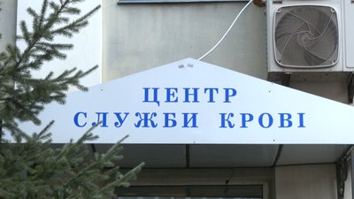 В Івано-Франківську люди стоять у черзі по кілька годин, щоб здати кров В Івано-Франківську люди стоять у черзі по кілька годин, щоб здати кров