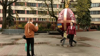 У середмісті Івано-Франківська відкрили інсталяцію "Писанка перемоги" У середмісті Івано-Франківська відкрили інсталяцію "Писанка перемоги"