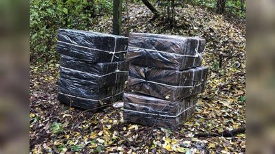 Три тисячі пачок сигарет покинули контрабандисти на кордоні з Угорщиною