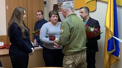Ордени посмертно: у Житомирі родинам загиблих воїнів передали державні нагороди Ордени посмертно: у Житомирі родинам загиблих воїнів передали державні нагороди