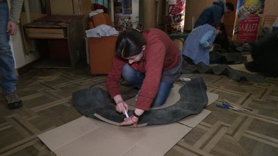 У майстерні рівненського драмтеатру замість костюмів шиють балаклави У майстерні рівненського драмтеатру замість костюмів шиють балаклави