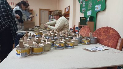 Тепло для воїнів на фронт: у бібліотеці для дітей на Житомирщині виготовляють окопні свічки